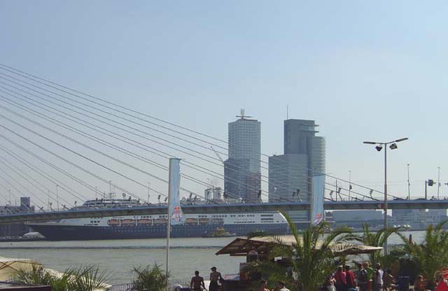 Cruiseschip ms Rotterdam van de Holland America Line aan de Cruise Terminal Rotterdam