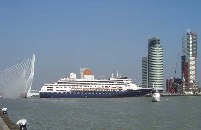 Cruiseschip ms Rotterdam van de Holland America Line aan de Cruise Terminal Rotterdam