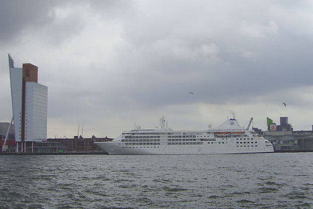 Cruiseschip ms Silver Cloud van  Silverseas Cruises aan de Cruise Terminal Rotterdam