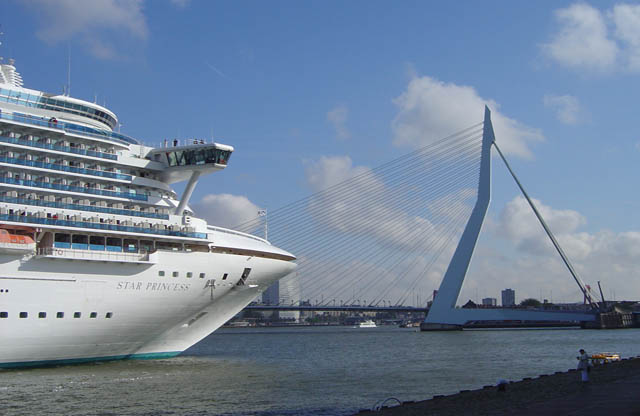 Cruiseschip ms Star Princess van Princess Cruises aan de Cruise Terminal Rotterdam