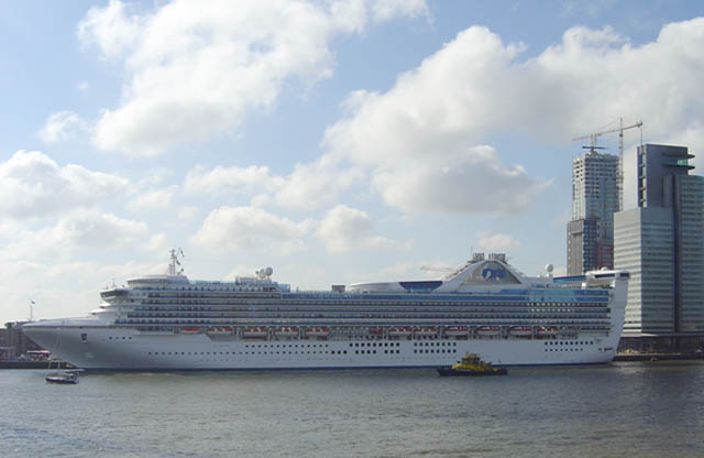 Cruiseschip ms Star Princess van Princess Cruises aan de Cruise Terminal Rotterdam