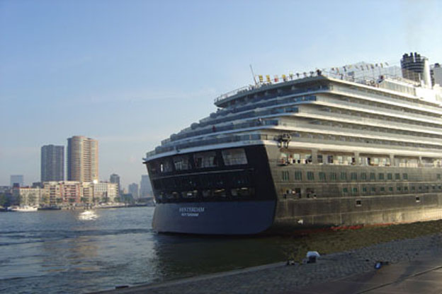 Cruiseschip ms Westerdam van de Holland America Line aan de Cruise Terminal Rotterdam