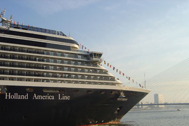 Cruiseschip ms Westerdam van de Holland America Line aan de Cruise Terminal Rotterdam