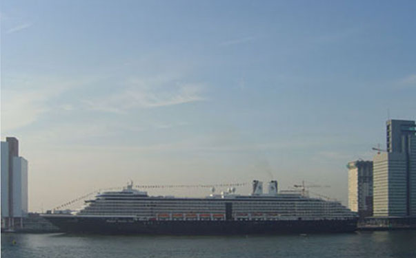 Cruiseschip ms Westerdam van de Holland America Line aan de Cruise Terminal Rotterdam